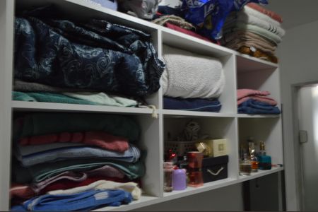 Casa de condomínio à venda com 375m², 4 quartos e 4 vagas Casa de condomínio à venda com 375m², 4 quartos e 4 vagasCloset da Suíte 1