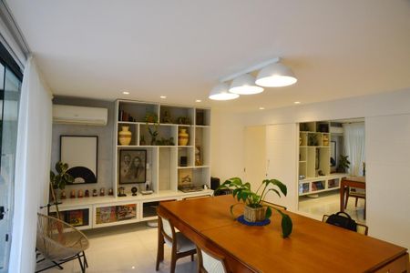 Apartamento à venda com 135m², 2 quartos e 3 vagasSala