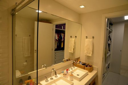 Apartamento à venda com 135m², 2 quartos e 3 vagasBanheiro Suíte 2