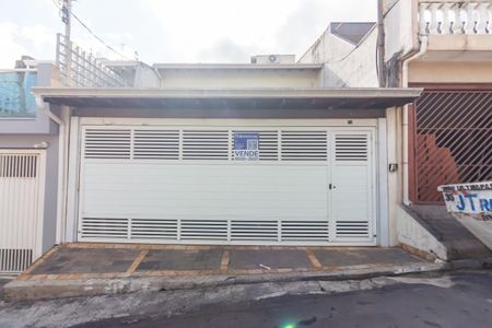 Casa à venda com 254m², 3 quartos e 3 vagas Casa à venda com 254m², 3 quartos e 3 vagasFachada