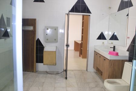 Casa à venda com 350m², 5 quartos e 3 vagasBanheiro da Suíte Master