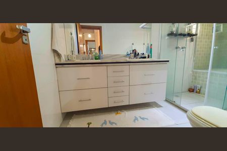 Casa à venda com 318m², 4 quartos e 8 vagas Casa à venda com 318m², 4 quartos e 8 vagasBanheiro da Suíte 1