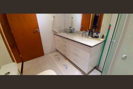 Casa à venda com 318m², 4 quartos e 8 vagas Casa à venda com 318m², 4 quartos e 8 vagasBanheiro da Suíte 1