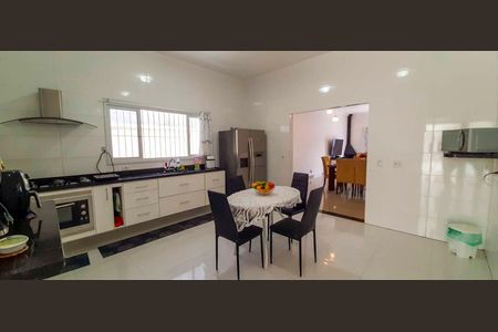 Casa à venda com 318m², 4 quartos e 8 vagas Casa à venda com 318m², 4 quartos e 8 vagasCozinha