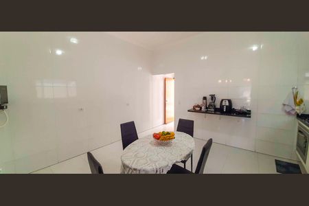 Casa à venda com 318m², 4 quartos e 8 vagas Casa à venda com 318m², 4 quartos e 8 vagasCozinha