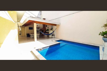 Casa à venda com 318m², 4 quartos e 8 vagas Casa à venda com 318m², 4 quartos e 8 vagasÁrea comum - Piscina