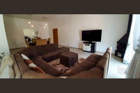 Casa à venda com 318m², 4 quartos e 8 vagas Casa à venda com 318m², 4 quartos e 8 vagasSala