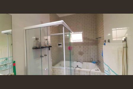 Casa à venda com 318m², 4 quartos e 8 vagas Casa à venda com 318m², 4 quartos e 8 vagasBanheiro da Suíte 1