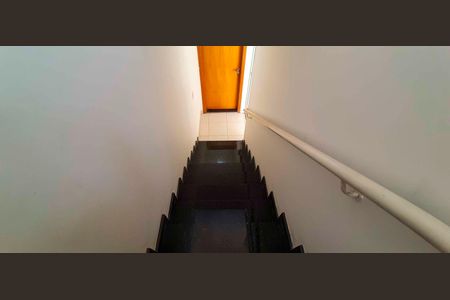 Casa à venda com 318m², 4 quartos e 8 vagas Casa à venda com 318m², 4 quartos e 8 vagasEscada