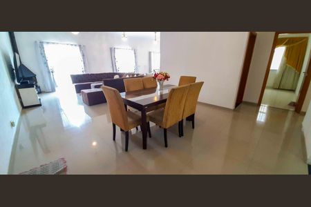 Casa à venda com 318m², 4 quartos e 8 vagas Casa à venda com 318m², 4 quartos e 8 vagasSala de Jantar