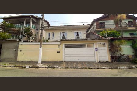 Casa à venda com 318m², 4 quartos e 8 vagas Casa à venda com 318m², 4 quartos e 8 vagasFachada