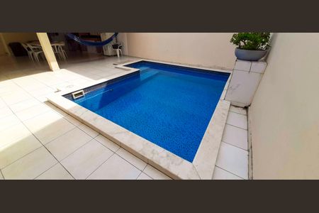 Casa à venda com 318m², 4 quartos e 8 vagas Casa à venda com 318m², 4 quartos e 8 vagasÁrea comum - Piscina