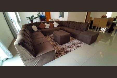 Casa à venda com 318m², 4 quartos e 8 vagas Casa à venda com 318m², 4 quartos e 8 vagasSala