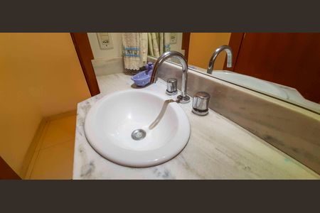 Casa à venda com 318m², 4 quartos e 8 vagas Casa à venda com 318m², 4 quartos e 8 vagasBanheiro da Suíte 2