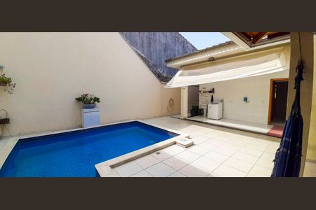 Casa à venda com 318m², 4 quartos e 8 vagas Casa à venda com 318m², 4 quartos e 8 vagasÁrea comum - Piscina