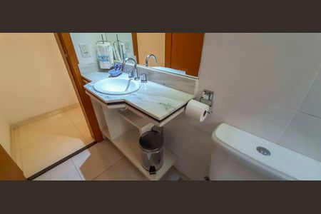 Casa à venda com 318m², 4 quartos e 8 vagas Casa à venda com 318m², 4 quartos e 8 vagasBanheiro da Suíte 2