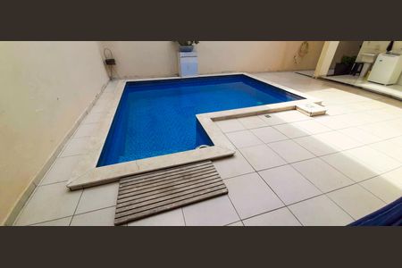 Casa à venda com 318m², 4 quartos e 8 vagas Casa à venda com 318m², 4 quartos e 8 vagasÁrea comum - Piscina