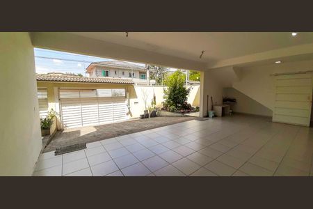 Casa à venda com 318m², 4 quartos e 8 vagas Casa à venda com 318m², 4 quartos e 8 vagasGaragem