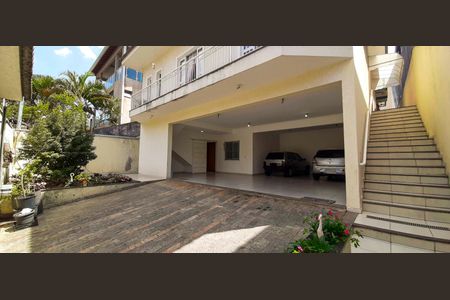 Casa à venda com 318m², 4 quartos e 8 vagas Casa à venda com 318m², 4 quartos e 8 vagasGaragem