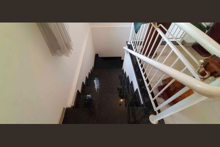 Casa à venda com 318m², 4 quartos e 8 vagas Casa à venda com 318m², 4 quartos e 8 vagasEscada