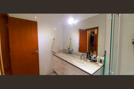 Casa à venda com 318m², 4 quartos e 8 vagas Casa à venda com 318m², 4 quartos e 8 vagasBanheiro da Suíte 1