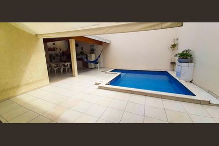 Casa à venda com 318m², 4 quartos e 8 vagas Casa à venda com 318m², 4 quartos e 8 vagasÁrea comum - Piscina