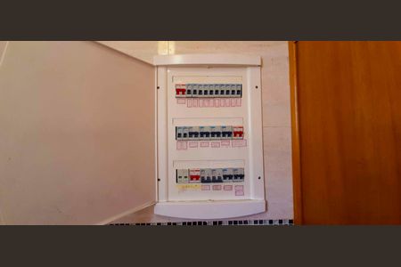 Casa à venda com 318m², 4 quartos e 8 vagas Casa à venda com 318m², 4 quartos e 8 vagasQuadro de Luz