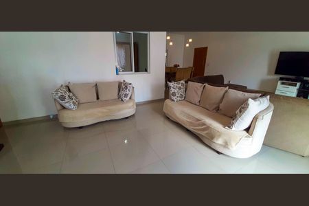 Casa à venda com 318m², 4 quartos e 8 vagas Casa à venda com 318m², 4 quartos e 8 vagasSala de Estar