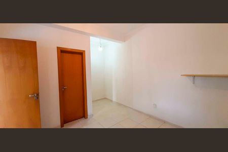 Casa à venda com 318m², 4 quartos e 8 vagas Casa à venda com 318m², 4 quartos e 8 vagasQuarto de Serviço