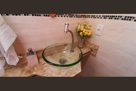 Casa à venda com 318m², 4 quartos e 8 vagas Casa à venda com 318m², 4 quartos e 8 vagasLavabo