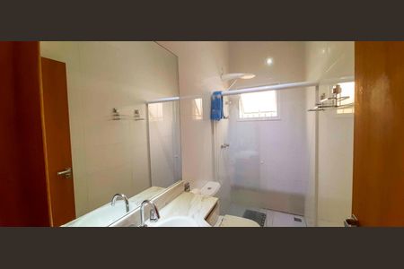 Casa à venda com 318m², 4 quartos e 8 vagas Casa à venda com 318m², 4 quartos e 8 vagasBanheiro da Suíte 2