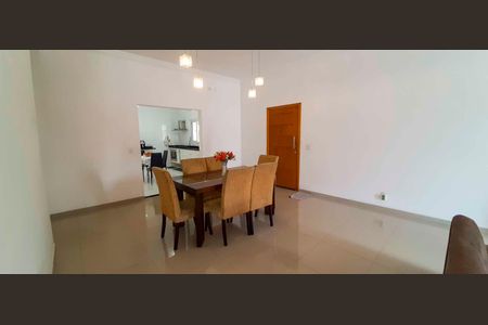 Casa à venda com 318m², 4 quartos e 8 vagas Casa à venda com 318m², 4 quartos e 8 vagasSala de Jantar