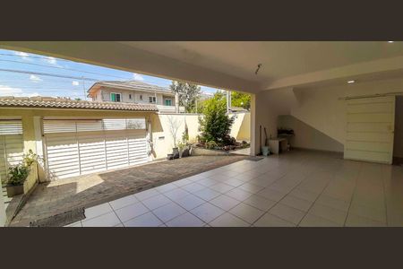 Casa à venda com 318m², 4 quartos e 8 vagas Casa à venda com 318m², 4 quartos e 8 vagasGaragem