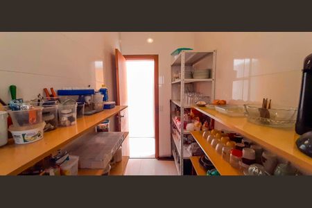 Casa à venda com 318m², 4 quartos e 8 vagas Casa à venda com 318m², 4 quartos e 8 vagasDespensa