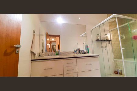 Casa à venda com 318m², 4 quartos e 8 vagas Casa à venda com 318m², 4 quartos e 8 vagasBanheiro da Suíte 1