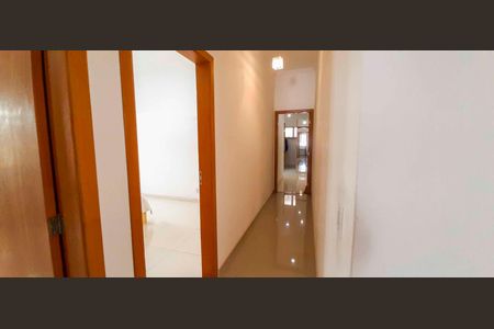 Casa à venda com 318m², 4 quartos e 8 vagas Casa à venda com 318m², 4 quartos e 8 vagasCorredor