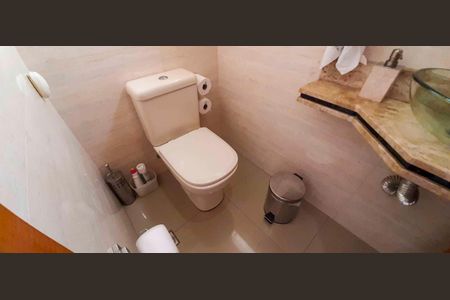 Casa à venda com 318m², 4 quartos e 8 vagas Casa à venda com 318m², 4 quartos e 8 vagasLavabo