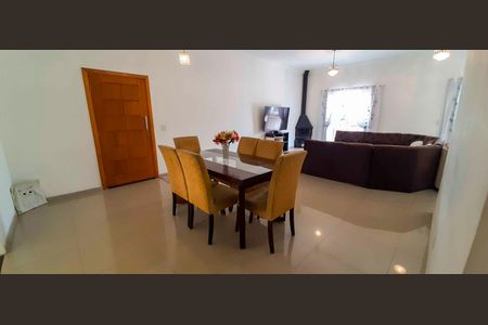 Casa à venda com 318m², 4 quartos e 8 vagas Casa à venda com 318m², 4 quartos e 8 vagasSala de Jantar