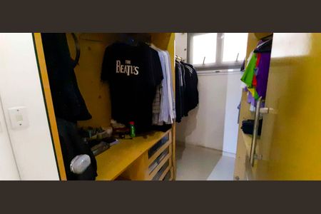 Casa à venda com 318m², 4 quartos e 8 vagas Casa à venda com 318m², 4 quartos e 8 vagasCloset da Suíte 1