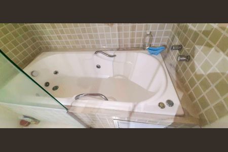 Casa à venda com 318m², 4 quartos e 8 vagas Casa à venda com 318m², 4 quartos e 8 vagasBanheiro da Suíte 1