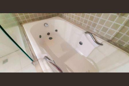 Casa à venda com 318m², 4 quartos e 8 vagas Casa à venda com 318m², 4 quartos e 8 vagasBanheiro da Suíte 1