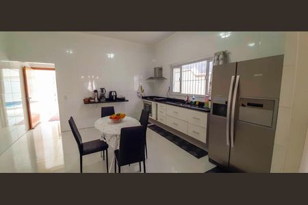 Casa à venda com 318m², 4 quartos e 8 vagas Casa à venda com 318m², 4 quartos e 8 vagasCozinha