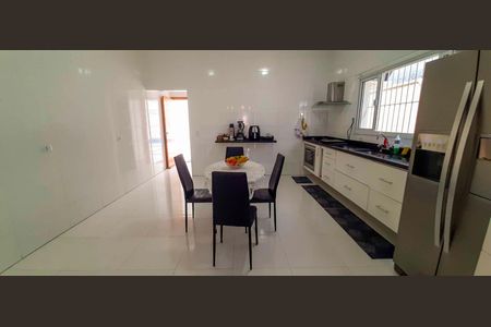 Casa à venda com 318m², 4 quartos e 8 vagas Casa à venda com 318m², 4 quartos e 8 vagasCozinha