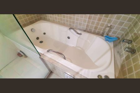 Casa à venda com 318m², 4 quartos e 8 vagas Casa à venda com 318m², 4 quartos e 8 vagasBanheiro da Suíte 1