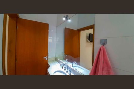 Casa à venda com 318m², 4 quartos e 8 vagas Casa à venda com 318m², 4 quartos e 8 vagasBanheiro da Suíte 3