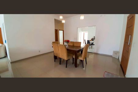 Casa à venda com 318m², 4 quartos e 8 vagas Casa à venda com 318m², 4 quartos e 8 vagasSala de Jantar