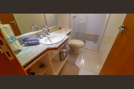 Casa à venda com 318m², 4 quartos e 8 vagas Casa à venda com 318m², 4 quartos e 8 vagasBanheiro da Suíte 2