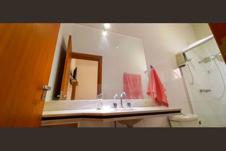 Casa à venda com 318m², 4 quartos e 8 vagas Casa à venda com 318m², 4 quartos e 8 vagasBanheiro da Suíte 3