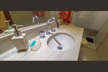 Casa à venda com 318m², 4 quartos e 8 vagas Casa à venda com 318m², 4 quartos e 8 vagasBanheiro da Suíte 3