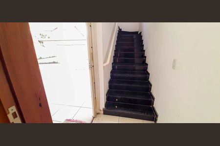 Casa à venda com 318m², 4 quartos e 8 vagas Casa à venda com 318m², 4 quartos e 8 vagasEscada